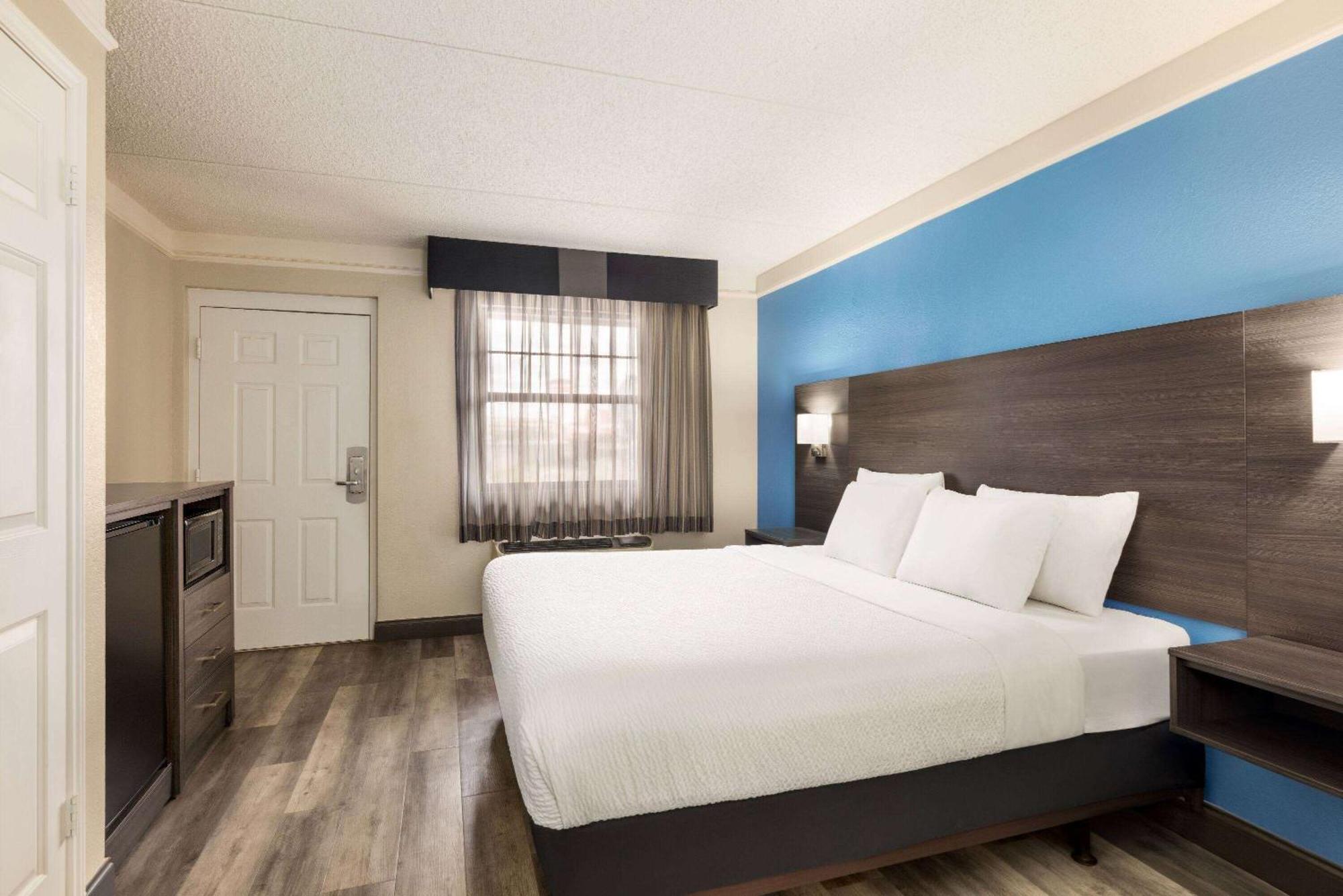 La Quinta Inn By Wyndham San Antonio I-35 N At Toepperwein Exterior photo